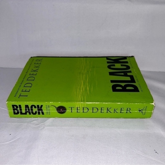 Book Fiction/Suspense Paperback: Black (Circle Trilogy, 1) by: Ted Dekker - Picture 3 of 3